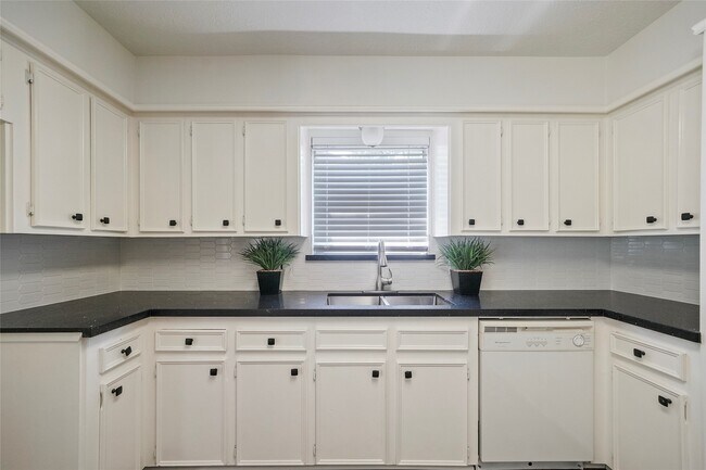 Building Photo - 719 Thornwood Dr