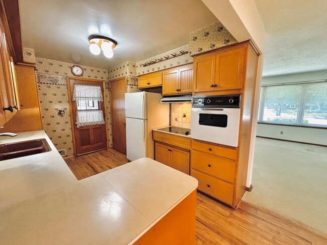 Building Photo - Sprawling 3bedroom 2bath Home in Roseville...