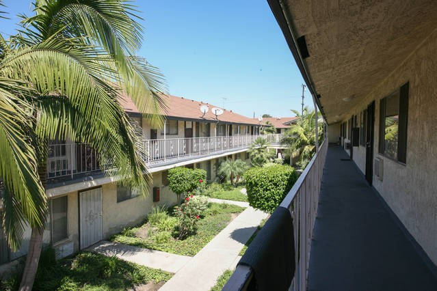 nice and safe common area yard/patio - 2890 E Artesia Blvd