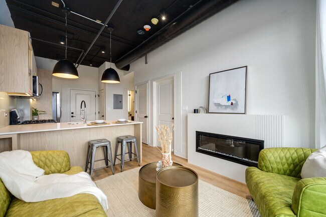 Building Photo - 2725 N Thatcher Ave