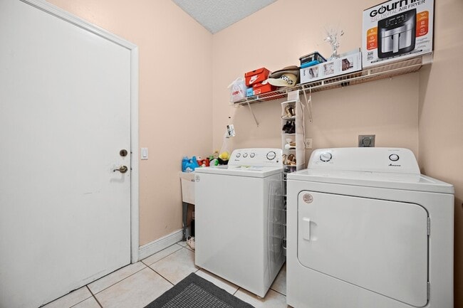 Building Photo - 18051 Rhumba Way