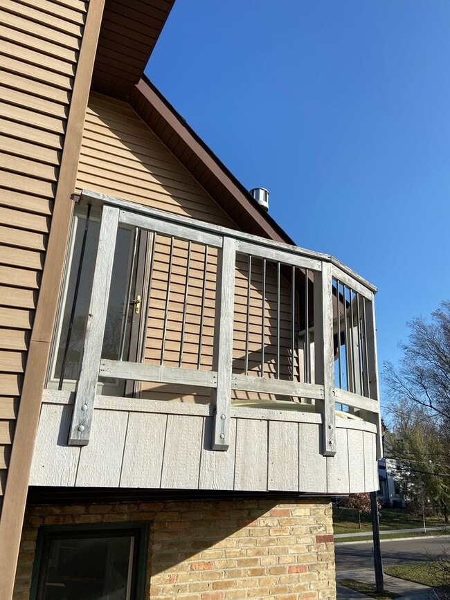 Building Photo - Dulex for rent in St Louis Park