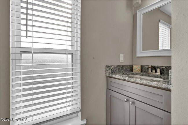 Building Photo - 918 N New River Dr