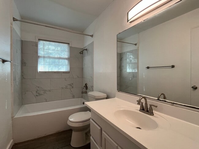 Building Photo - Four Bedroom Two Bath in Calallen School D...