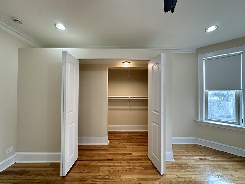 Building Photo - 324 S Maple Ave