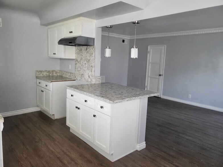 Building Photo - 10239 S 8th Ave