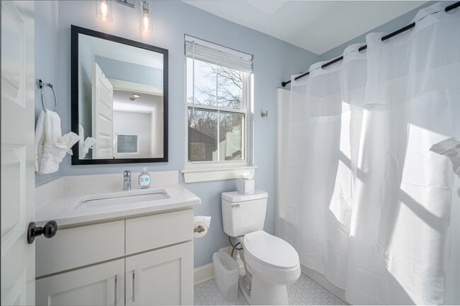 Building Photo - 303 Spruce St