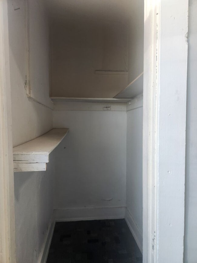 Building Photo - E. Walnut 2br 1 ba w/d hookup
