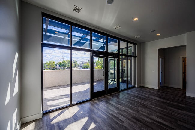 Building Photo - 423 W College Ave