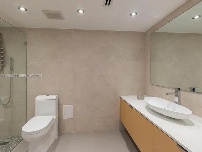 Building Photo - 1800 NE 114th St