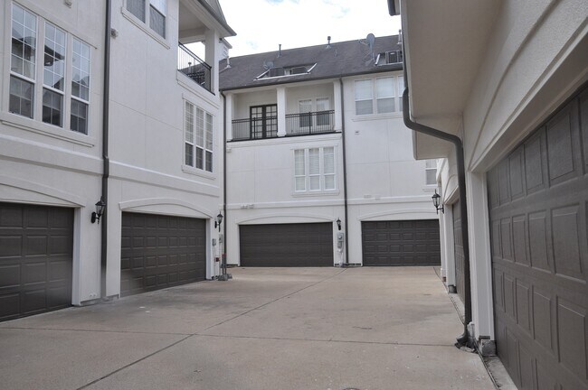 Building Photo - 5922 Burgoyne Dr.