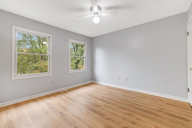 Building Photo - Bright 2-Bedroom Townhouse with Garage & Pool on Tunnel Road (6-Month & 12-Month Options Available)