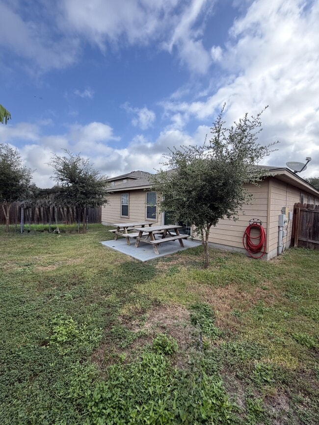 Building Photo - 419 Dolly Dr