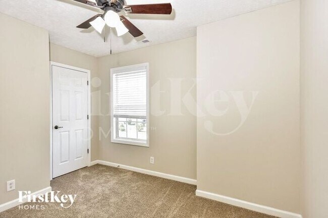 Building Photo - 712 Winding Bluff Way