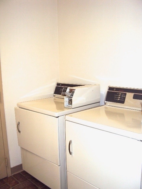 Building Photo - 2 Bedroom Spacious 2nd floor Apartment