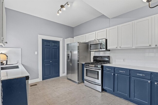 Building Photo - 301 S Edgefield Ave