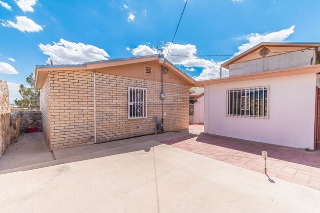 Building Photo - Adorable 3 bedroom, 2 bath apartment in Northeast El Paso!