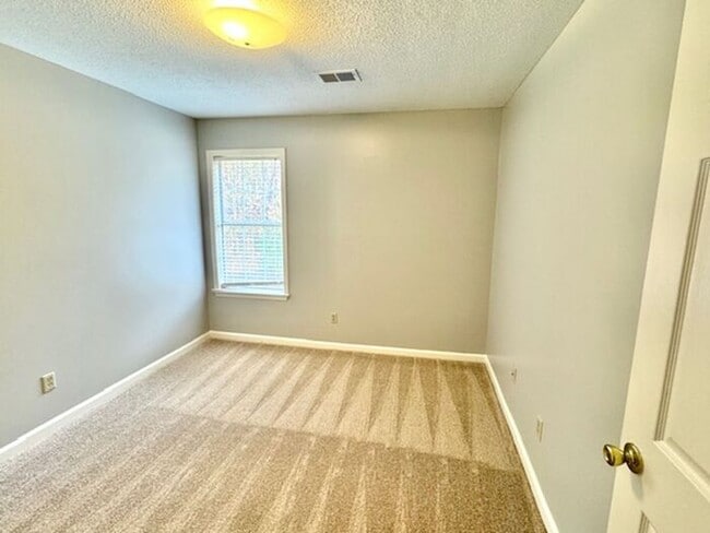 Building Photo - Great Location Fantastic Price-4 Bedroom 2.5 Bath AVAILALBE NoW!