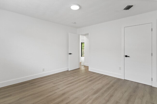 Building Photo - Beautiful home in quiet neighborhood