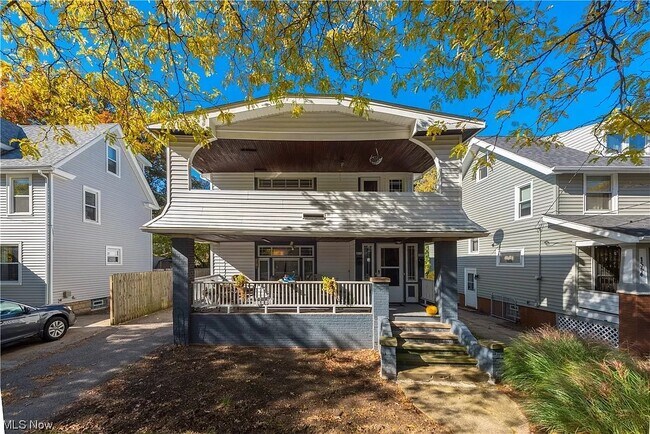 Primary Photo - 1568 Larchmont Ave
