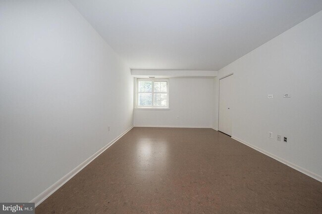 Building Photo - 1640 Oakwood Dr