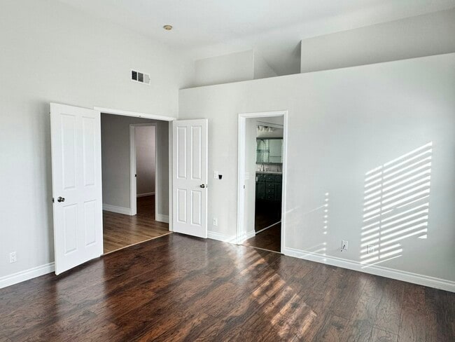 Building Photo - 4 Pastora