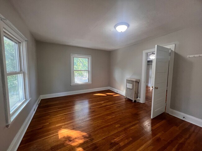 Building Photo - 641 Parkwood St NE