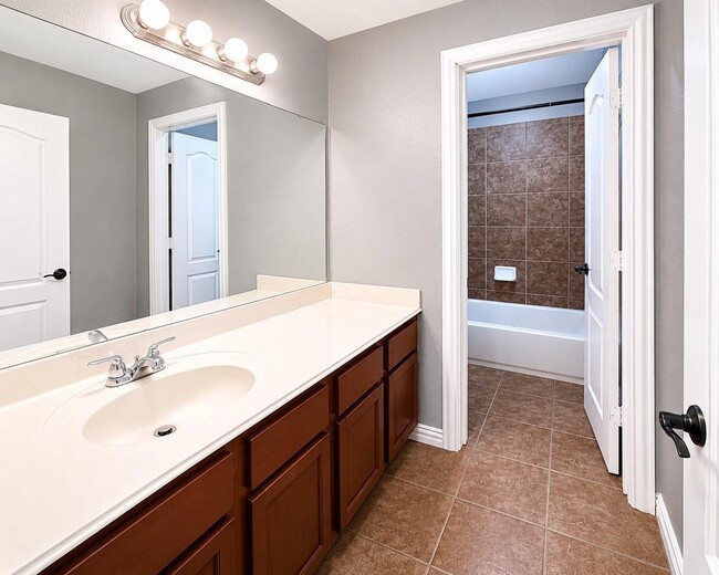 Building Photo - 28547 Lockeridge Springs Dr