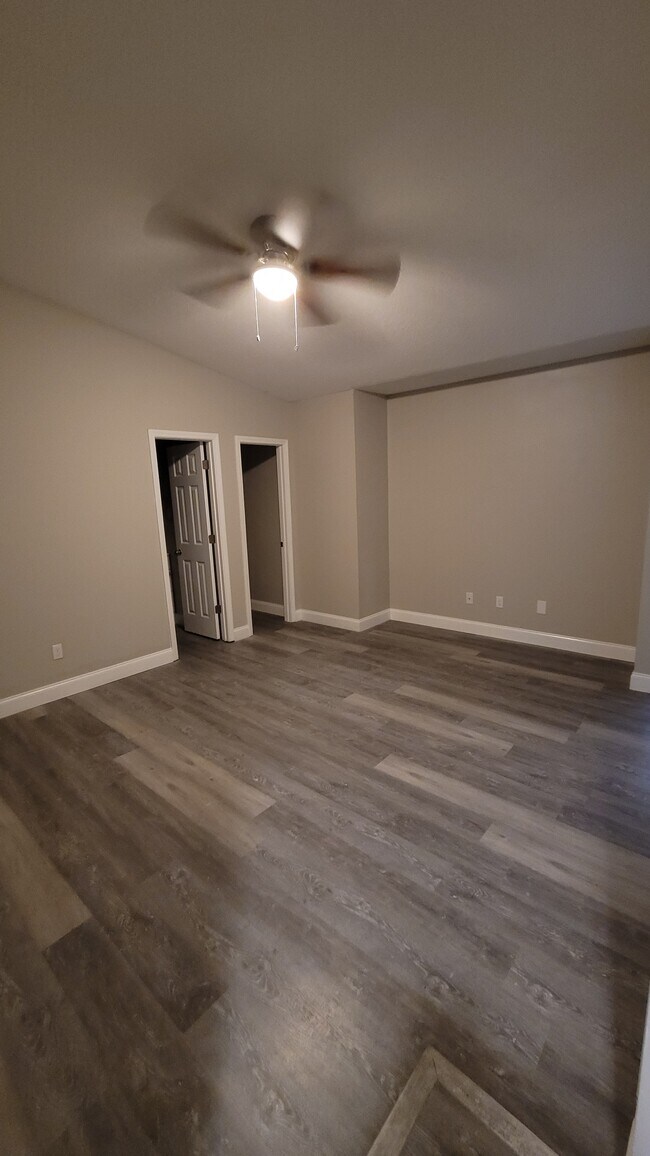 Building Photo - 747 Spring Lake Dr