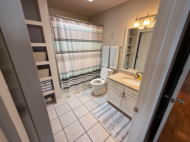 Building Photo - 2900 Vista Del Rey NE
