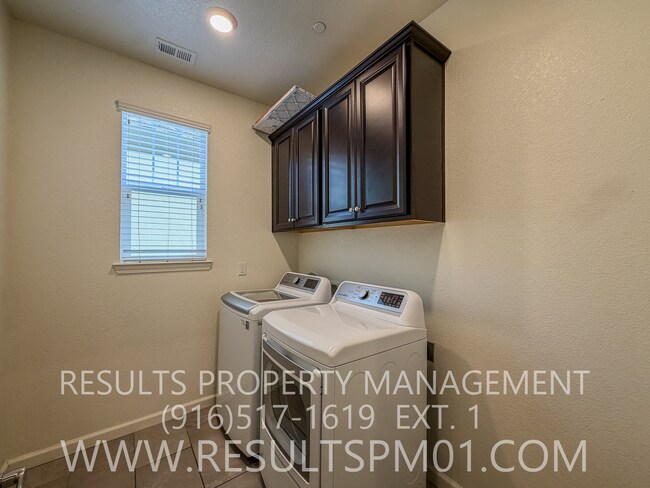 Building Photo - Beautiful Roseville 4 Bedroom Home