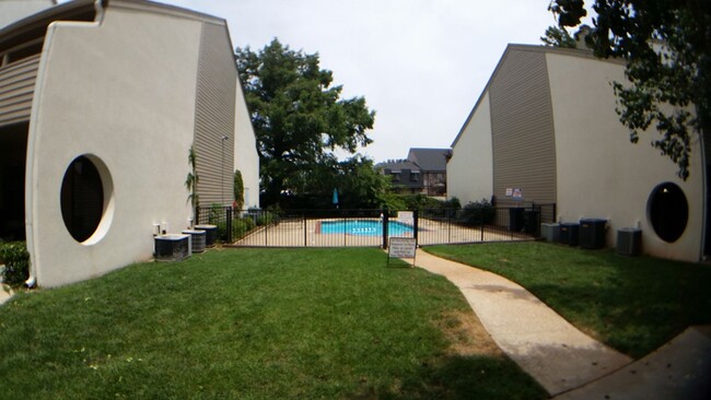 Building Photo - Move -in Special: Cute 2 Bedroom condo (ga...