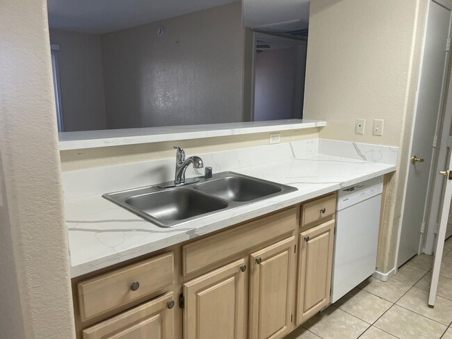 Building Photo - 1 bathroom condo located in the desirable ...