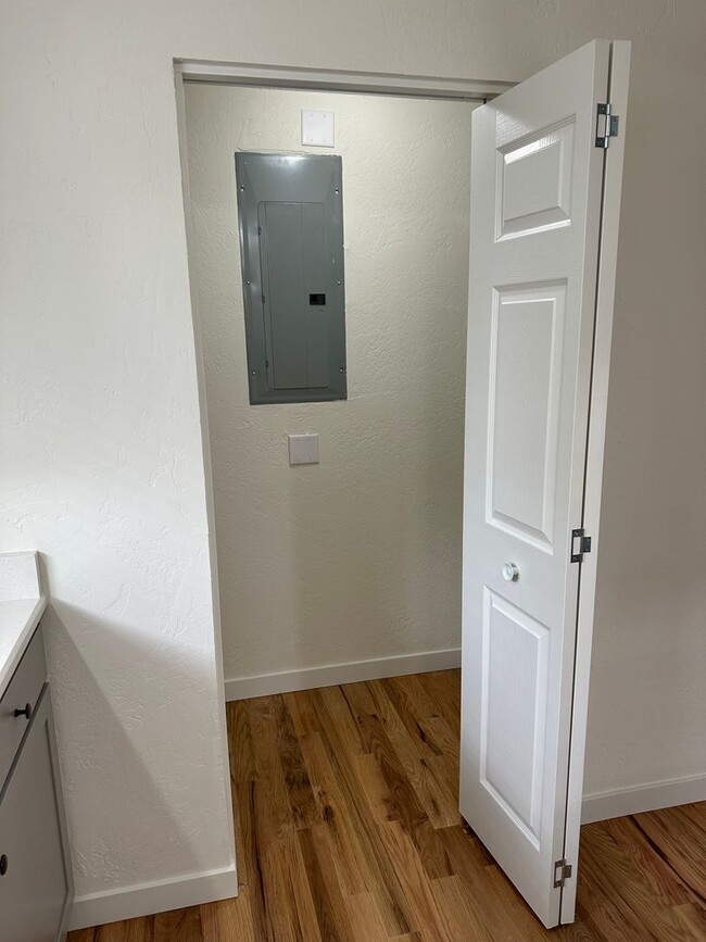 Building Photo - Beautifully updated 3 bedroom, 1 bath hous...