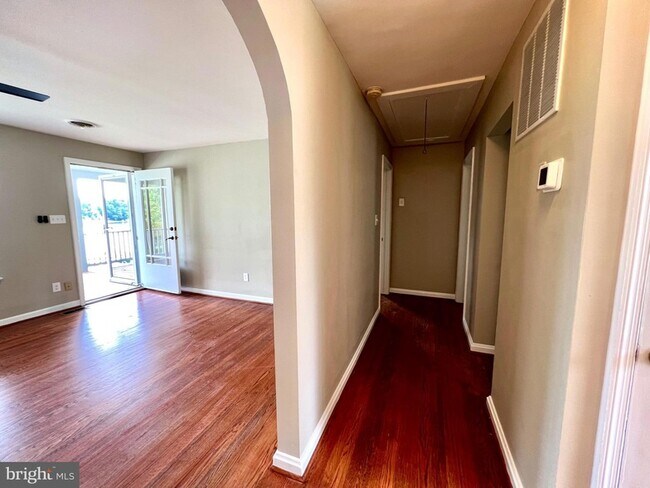Building Photo - 504 Walnut Dr