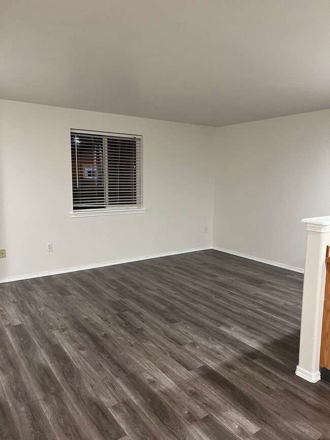 Building Photo - Townhome in NW Redmond in Fairhaven Vista