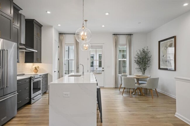 Building Photo - 121 Chestnut Cir