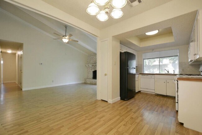 Building Photo - 9410 E Meadow Vale