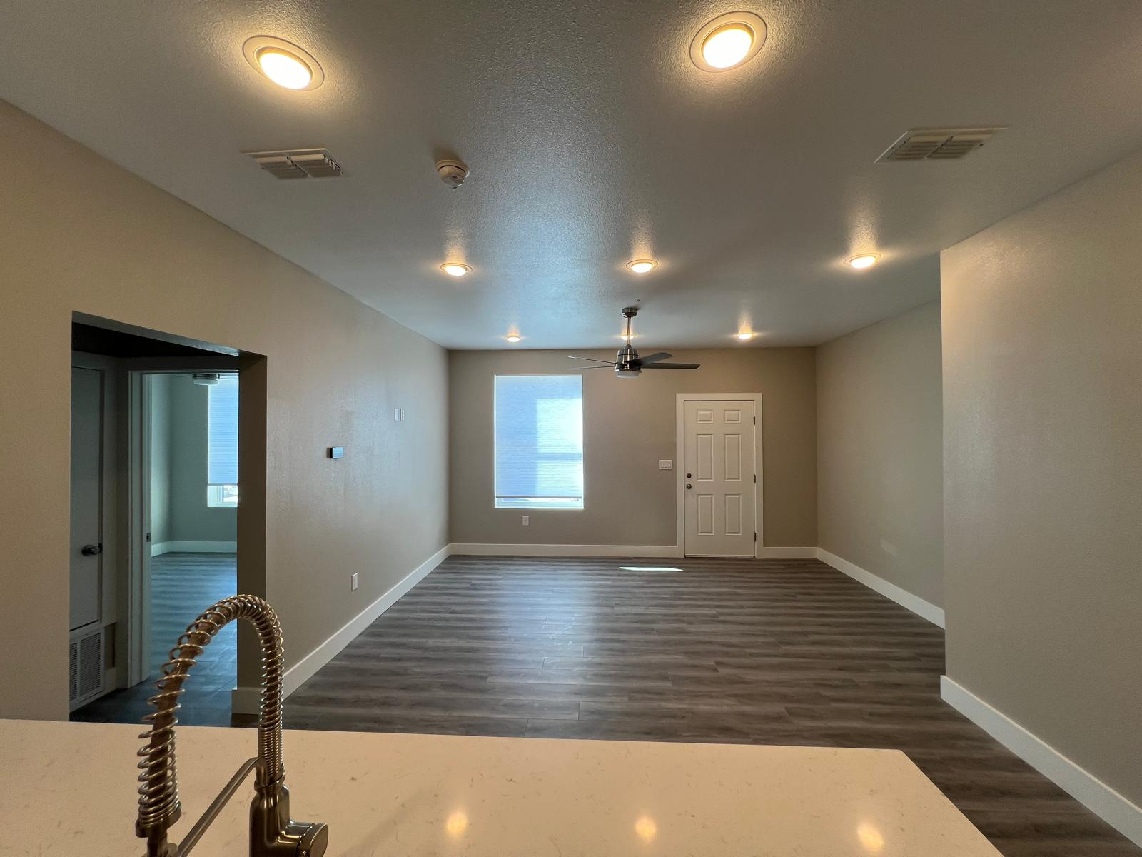 Building Photo - Room in Apartment on Richlands Way