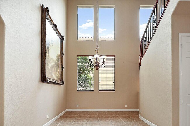 Building Photo - 748 Cresta Cir