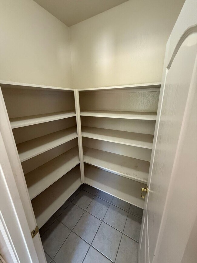 Building Photo - Modern 4-Bedroom Home in Northwest Bakersf...