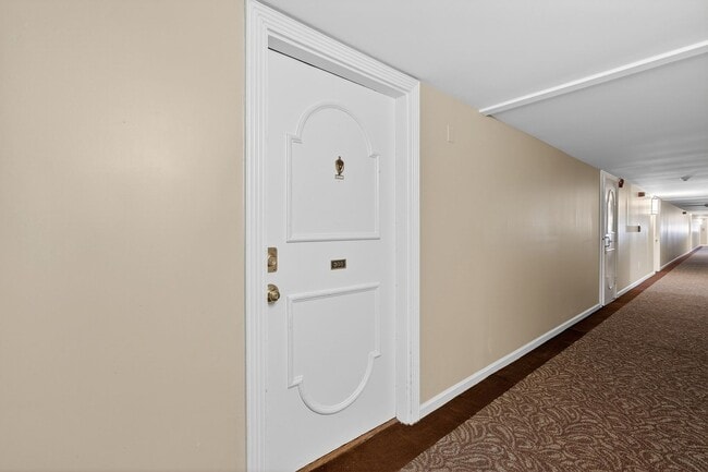 Building Photo - 1 Bedroom Condo Walking distance to UofD  Showing Sunday 3/22 10am-10:15