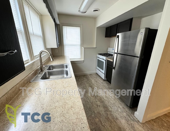 Building Photo - 227 Creve Coeur St