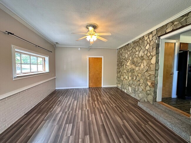 Building Photo - Exclusively Offered By Muse Realty Rentals...