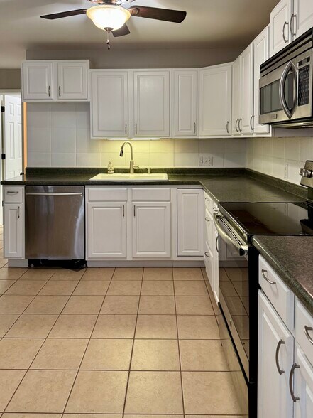 Eat In Kitchen - 1400 Madison Ave