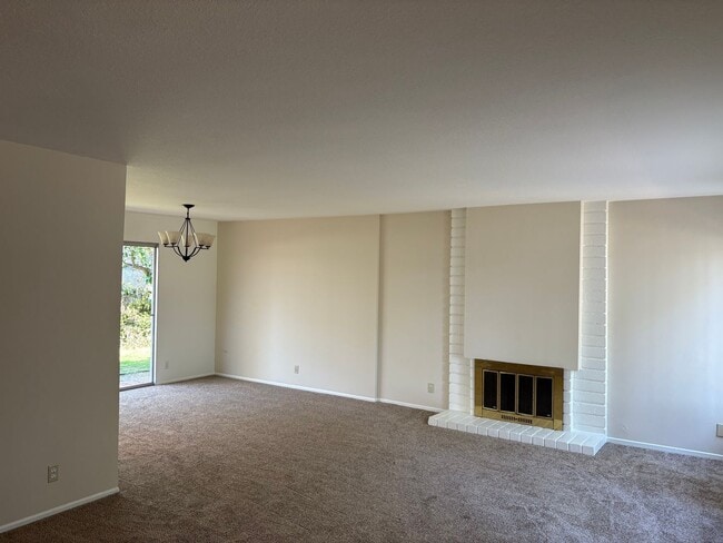 Building Photo - Spacious 5 bedroom 2 1/2 bathroom Westpark...