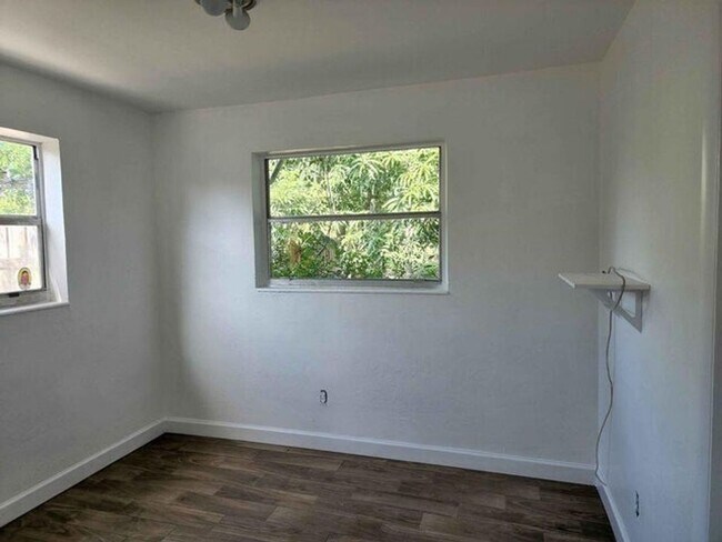 Building Photo - 117 SW 7th Ave