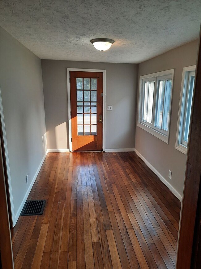 Building Photo - Lovely 3 bedroom 1 bath home
