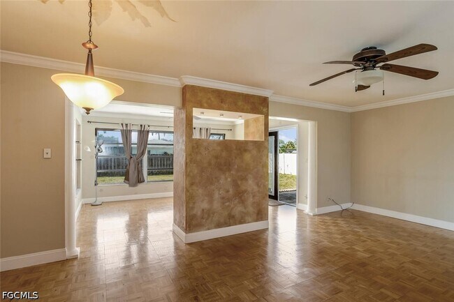 Building Photo - 806 N Entrada Dr