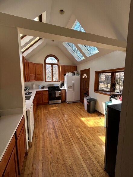 Building Photo - 1906 Orrington Ave